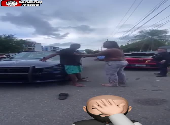 Video :He receives 20,000 volts for pushing a police officer into a puddle!